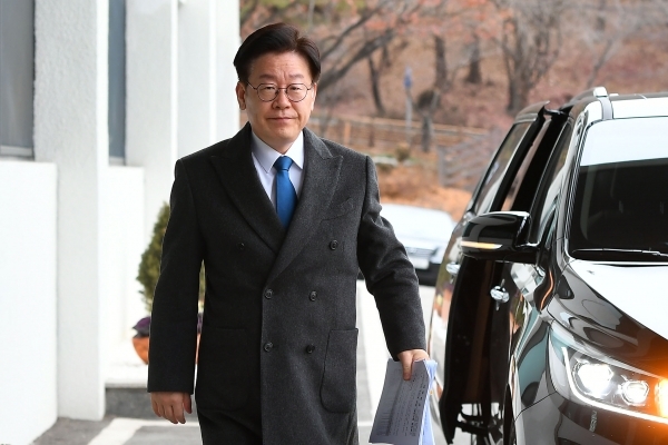 검찰이 이재명 경기도지사 부부에 대한 수사 결론을 내놓을 것으로 알려진 가운데 11일 이재명 경기도지사가 경기도청으로 출근하고 있다. 조태형기자