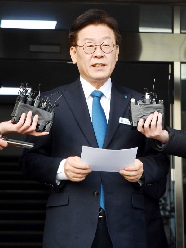 이재명 경기도지사가 11일 오후  수원시 경기도청에서 검찰의 수사결과 발표 관련 입장을 밝히고 있다. 검찰은 이날 공직선거법상 허위사실공표 등 혐의로 이 지사를 기소하고 부인 김 씨는 불기소 처분했다. 김시범기자