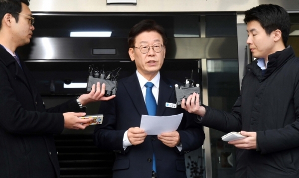 이재명 경기도지사가 11일 오후  수원시 경기도청에서 검찰의 수사결과 발표 관련 입장을 밝히고 있다. 검찰은 이날 공직선거법상 허위사실공표 등 혐의로 이 지사를 기소하고 부인 김 씨는 불기소 처분했다. 김시범기자