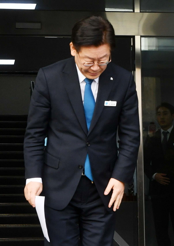 이재명 경기도지사가 11일 오후  경기도청에서 검찰의 수사결과 발표 관련 입장을 밝히기 전 고개 숙여 인사하고 있다. 검찰은 이날 공직선거법상 허위사실공표 등 혐의로 이 지사를 기소하고 부인 김 씨는 불기소 처분했다. 김시범기자