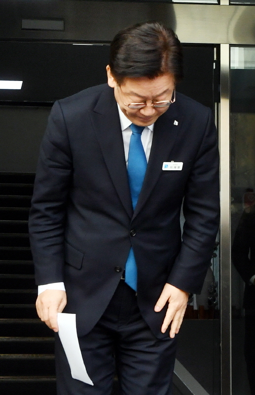 이재명 경기도지사가 11일 오후  경기도청에서 검찰의 수사결과 발표 관련 입장을 밝히기 전 고개 숙여 인사하고 있다. 검찰은 이날 공직선거법상 허위사실공표 등 혐의로 이 지사를 기소하고 부인 김 씨는 불기소 처분했다. 김시범기자