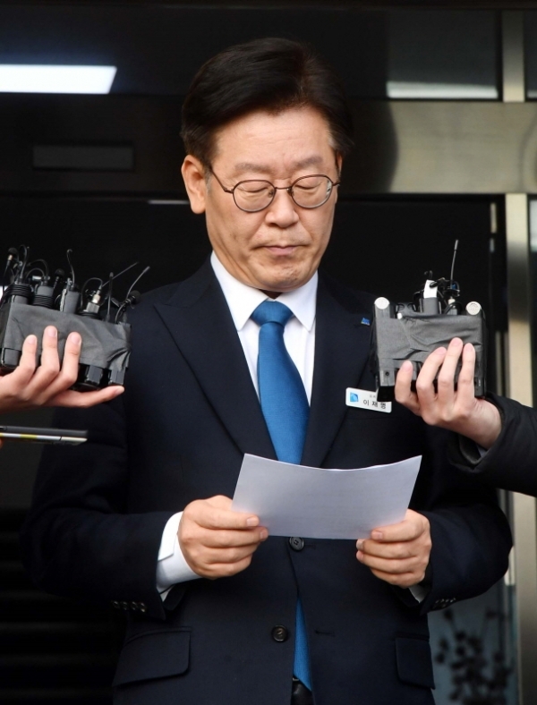 이재명 경기도지사가 11일 오후  수원시 경기도청에서 검찰의 수사결과 발표 관련 입장을 밝히고 있다. 검찰은 이날 공직선거법상 허위사실공표 등 혐의로 이 지사를 기소하고 부인 김 씨는 불기소 처분했다. 김시범기자