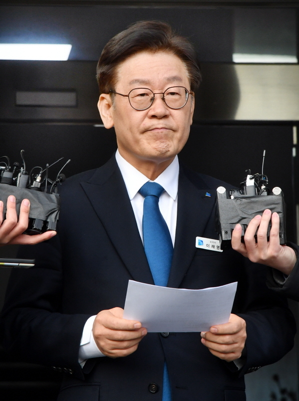 이재명 경기도지사가 11일 오후  수원시 경기도청에서 검찰의 수사결과 발표 관련 입장을 밝히고 있다. 검찰은 이날 공직선거법상 허위사실공표 등 혐의로 이 지사를 기소하고 부인 김 씨는 불기소 처분했다. 김시범기자