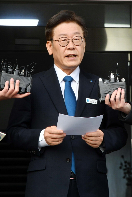 이재명 경기도지사가 11일 오후  수원시 경기도청에서 검찰의 수사결과 발표 관련 입장을 밝히고 있다. 검찰은 이날 공직선거법상 허위사실공표 등 혐의로 이 지사를 기소하고 부인 김 씨는 불기소 처분했다. 김시범기자