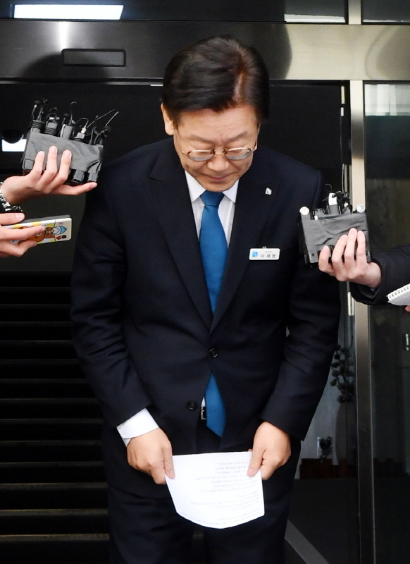 이재명 경기도지사가 11일 오후  경기도청에서 검찰의 수사결과 발표 관련 입장을 밝히기 전 고개 숙여 인사하고 있다. 검찰은 이날 공직선거법상 허위사실공표 등 혐의로 이 지사를 기소하고 부인 김 씨는 불기소 처분했다. 김시범기자