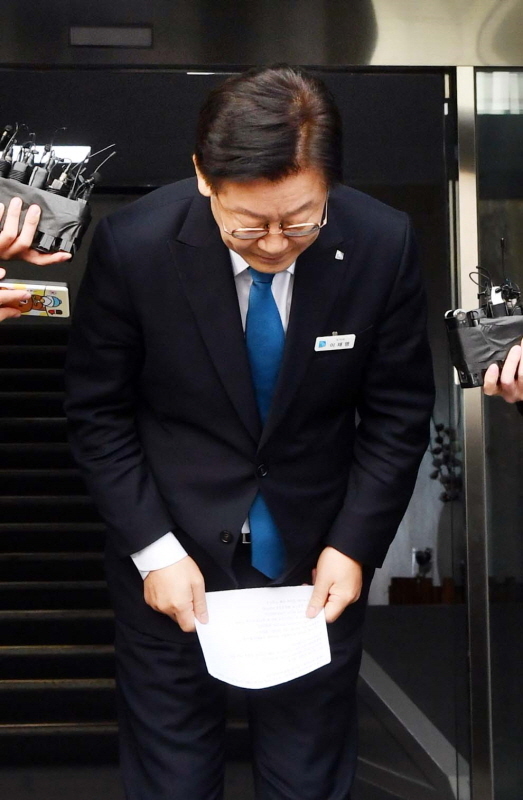 이재명 경기도지사가 11일 오후  수원시 경기도청에서 검찰의 수사결과 발표 관련 입장을 밝힌 후 고개 숙여 인사하고 있다. 검찰은 이날 공직선거법상 허위사실공표 등 혐의로 이 지사를 기소하고 부인 김 씨는 불기소 처분했다. 김시범기자