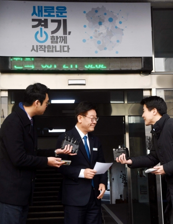 이재명 경기도지사가 11일 오후  경기도청에서 검찰의 수사결과 발표 관련 입장을 밝힌 후 집무실로 돌아가고 있다. 검찰은 이날 공직선거법상 허위사실공표 등 혐의로 이 지사를 기소하고 부인 김 씨는 불기소 처분했다. 김시범기자