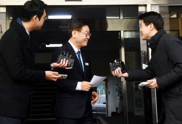 이재명 경기도지사가 11일 오후  경기도청에서 검찰의 수사결과 발표 관련 입장을 밝힌 후 집무실로 돌아가고 있다. 검찰은 이날 공직선거법상 허위사실공표 등 혐의로 이 지사를 기소하고 부인 김 씨는 불기소 처분했다. 김시범기자