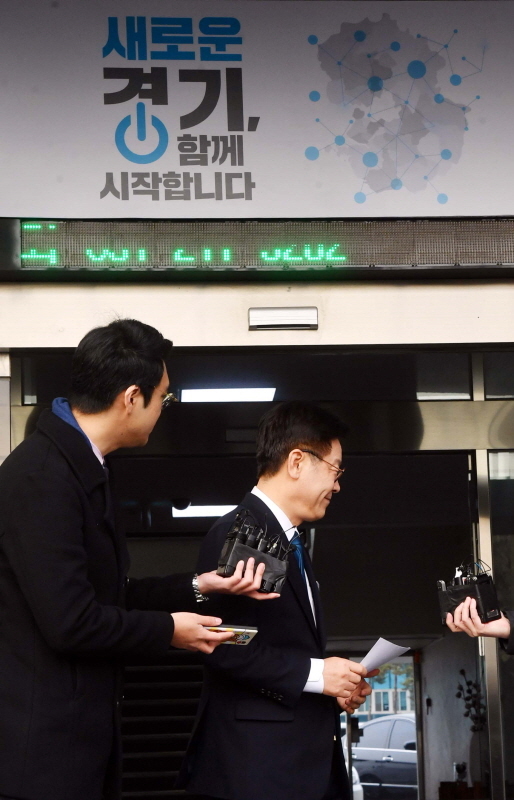 이재명 경기도지사가 11일 오후  경기도청에서 검찰의 수사결과 발표 관련 입장을 밝힌 후 집무실로 돌아가고 있다. 검찰은 이날 공직선거법상 허위사실공표 등 혐의로 이 지사를 기소하고 부인 김 씨는 불기소 처분했다. 김시범기자