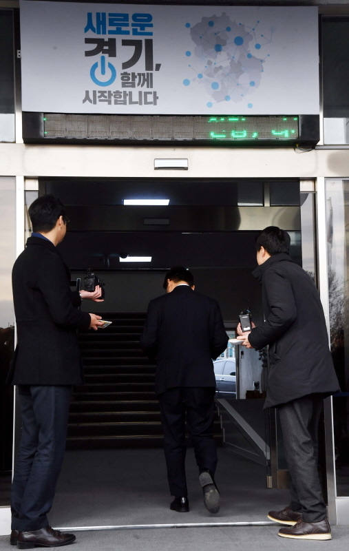 이재명 경기도지사가 11일 오후  경기도청에서 검찰의 수사결과 발표 관련 입장을 밝힌 후 집무실로 돌아가고 있다. 검찰은 이날 공직선거법상 허위사실공표 등 혐의로 이 지사를 기소하고 부인 김 씨는 불기소 처분했다. 김시범기자