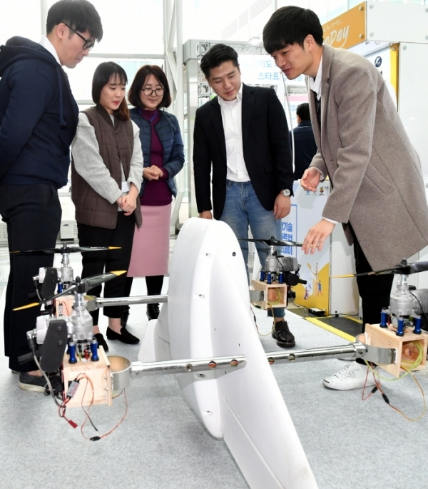 11일 수원시 영통구 차세대융합기술연구원에서 열린 ‘2018 융합기술 스타트업 데모 데이’에서 참석자들이 스타트업 제품을 직접 체험할 수 있는 시제품 전시부스에서 1인승 비행장치 “제트팩”을 살펴보고 있다.전형민기자