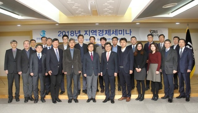 한국은행 경기본부와 경기연구원이 ‘2019년 경기도 경제전망 및 경기북부지역 발전방안’을 주제로 개최한 지역경제세미나에서 참석자들이 세미나를 마친 뒤 기념촬영을 하고 있다.