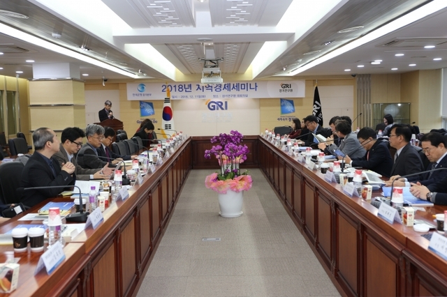 한국은행 경기본부와 경기연구원이 ‘2019년 경기도 경제전망 및 경기북부지역 발전방안’을 주제로 개최한 지역경제세미나에서 참석자들이 자유롭게 의견을 나누고 있다.