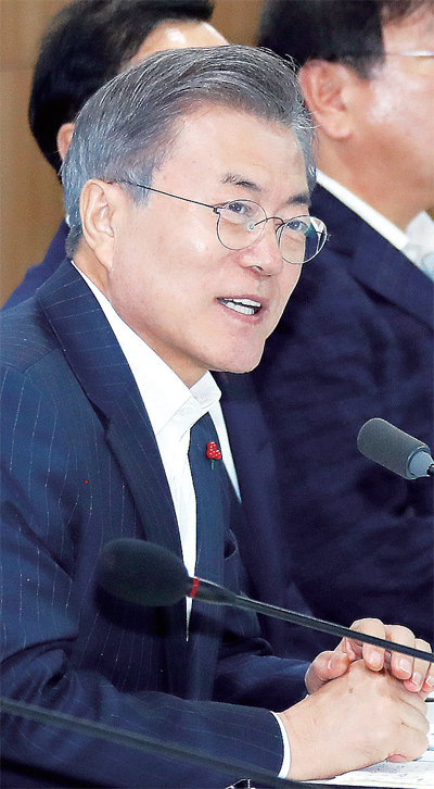 문재인 대통령이 11일 오후 정부세종청사 교육부 대회의실에서 ‘사람 중심 미래 교육’이라는 주제로 2019년도 교육부 업무보고를 받기에 앞서 인사말을 하고 있다. 문 대통령은 이날을 시작으로 다음 주에는 5개 부처로부터 업무보고를 받을 예정이며, 나머지 부처는 내년 1월에 업무보고를 받을 계획이다. 연합뉴스
