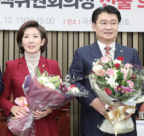 11일 오후 국회에서 열린 자유한국당 새 원내대표·정책위의장 선출을 위한 의원총회에서 새로운 원내대표로 선출된 나경원 의원이 정용기 신임 정책위의장과 꽃다발을 들고 있다. 연합뉴스