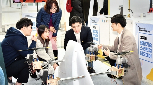 11일 수원시 영통구 차세대융합기술연구원에서 열린 ‘2018 융합기술 스타트업 데모 데이’에 마련된 시제품 전시부스에서 참석자들이 1인승 비행장치 ‘제트팩’을 살펴보고 있다. 전형민기자