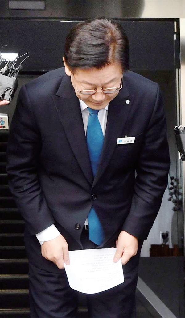 고개숙인 李 지사 “도민께는 죄송” 이재명 경기도지사가 11일 오후 경기도청에서 검찰의 수사결과 발표 관련 입장을 밝힌 후 고개 숙여 인사하고 있다. 검찰은 이날 공직선거법상 허위사실공표 등 혐의로 이 지사를 기소하고 부인 김씨는 불기소 처분했다. 김시범기자