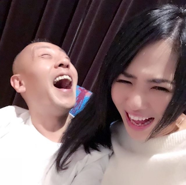 일본 가수 겸 배우 아오이 소라가 임신을 발표한 가운데 남편 DJ NON에 대한 관심이 뜨겁다. DJ NON 인스타그램