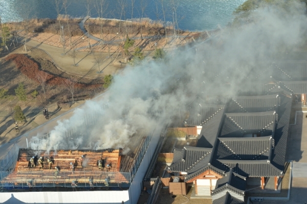 12일 오후 인천 연수구 송도동 경원재 앰배서더 인천 신축건물 공사장에서 불이나 소방대원들이 화재를 진압하고 있다. 조주현기자