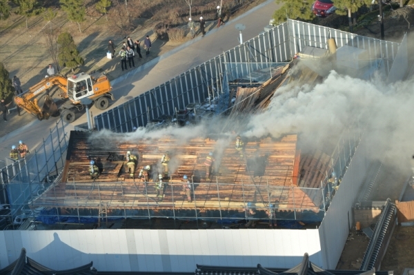12일 오후 인천 연수구 송도동 경원재 앰배서더 인천 신축건물 공사장에서 불이나 소방대원들이 화재를 진압하고 있다. 조주현기자
