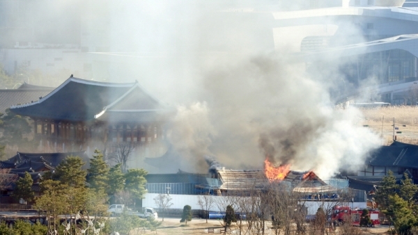 12일 오후 인천 연수구 송도동 경원재 앰배서더 인천 신축건물 공사장에서 불이나 소방대원들이 화재를 진압하고 있다. 조주현기자