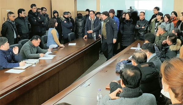 12일 한국유흥음식업중앙회 경기도지회와 화성시지부 회원들이 화성세무서를 방문해 항의하고 있다. 홍완식기자