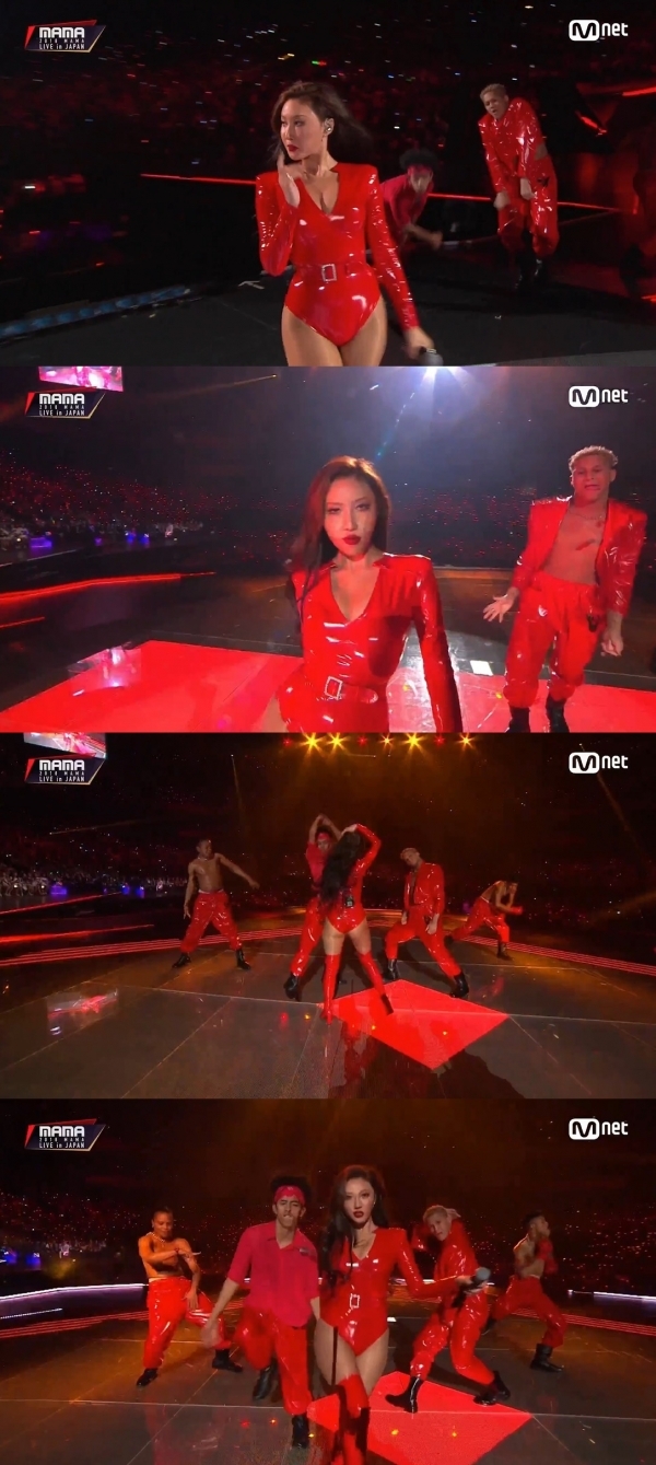 마마무 화사가 '2018 MAMA'시상식에서 입은 의상과 퍼포먼스에 대한 네티즌들의 평가가 엇갈리고 있다. Mnet 방송 캡처