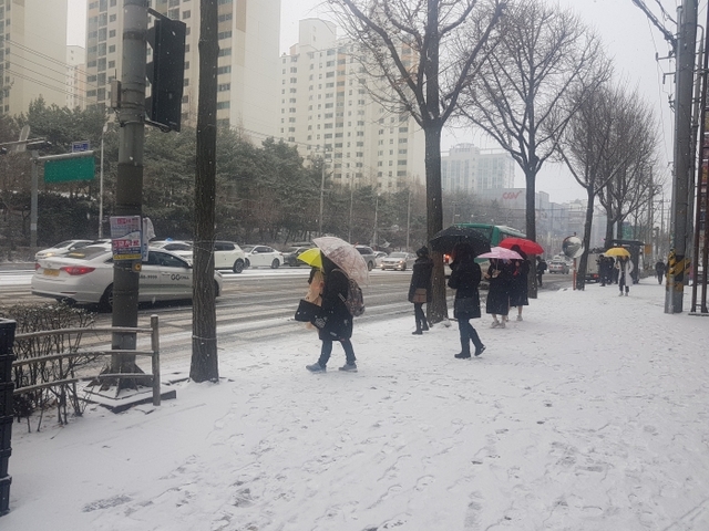 ▲ 눈이 내린 13일 오전 경기남부지역을 중심으로 함박눈이 내려 시민들이 출근길을 재촉하고 있다.