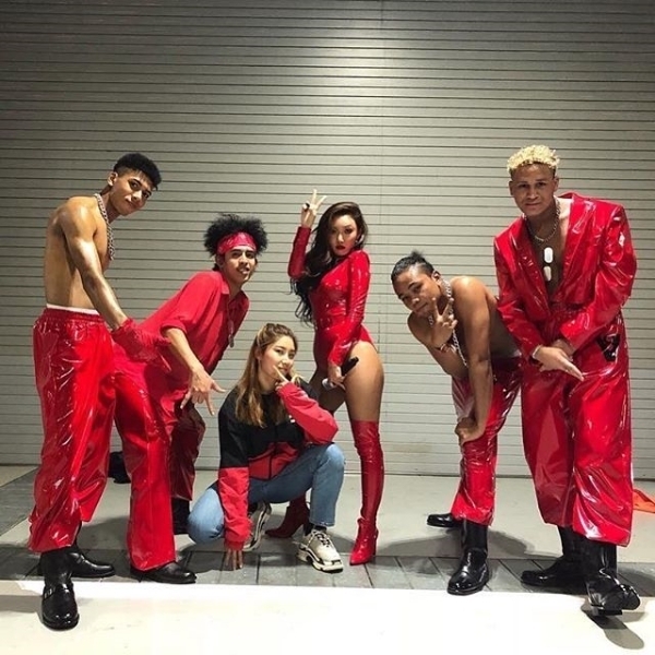 마마무 화사와 댄서들. 화사 팬 페이지 인스타그램