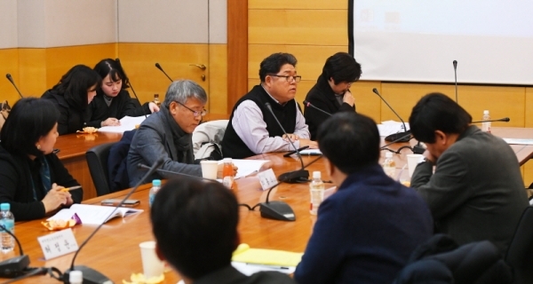 ‘소상공인 소득보장제도 개선방안 및 최저임금 인상과 청년취업 문제에 관한 토론회’가 열린 13일 수원 경기대학교에서 패널들이 열띤 토론을 벌이고 있다. 조태형기자