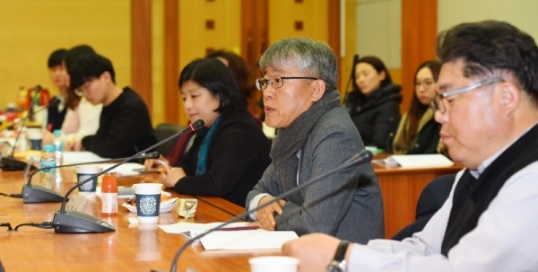 ‘소상공인 소득보장제도 개선방안 및 최저임금 인상과 청년취업 문제에 관한 토론회’가 열린 13일 수원 경기대학교에서 최종식 경기일보 기획관리이사가 발언하고 있다. 조태형기자