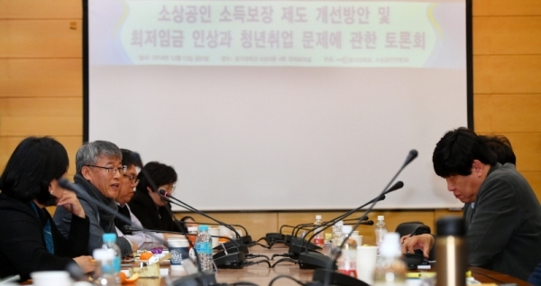 ‘소상공인 소득보장제도 개선방안 및 최저임금 인상과 청년취업 문제에 관한 토론회’가 열린 13일 수원 경기대학교에서 최종식 경기일보 기획관리이사가 발언하고 있다. 조태형기자