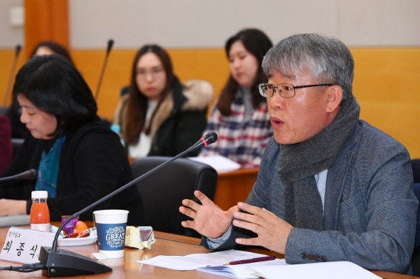 ‘소상공인 소득보장제도 개선방안 및 최저임금 인상과 청년취업 문제에 관한 토론회’가 열린 13일 수원 경기대학교에서 최종식 경기일보 기획관리이사가 발언하고 있다. 조태형기자