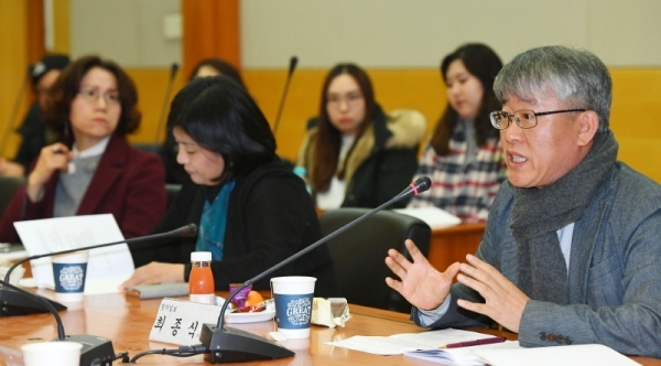 ‘소상공인 소득보장제도 개선방안 및 최저임금 인상과 청년취업 문제에 관한 토론회’가 열린 13일 수원 경기대학교에서 최종식 경기일보 기획관리이사가 발언하고 있다. 조태형기자