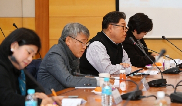 ‘소상공인 소득보장제도 개선방안 및 최저임금 인상과 청년취업 문제에 관한 토론회’가 열린 13일 수원 경기대학교에서 패널들이 열띤 토론을 벌이고 있다. 조태형기자