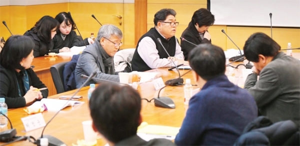 ‘소상공인 소득보장제도 개선방안 및 최저임금 인상과 청년취업 문제에 관한 토론회’가 열린 13일 수원 경기대학교에서 최순종 경기대 교수, 이해영 수원과학대 교수, 최종식 경기일보 전략기획이사 등 토론자들이 의견을 밝히고 있다. 조태형기자