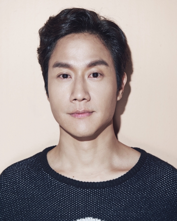 배우 정우가 영화 '더러운 돈에 손대지 마라' 출연을 확정 지었다. FNC엔터테인먼트