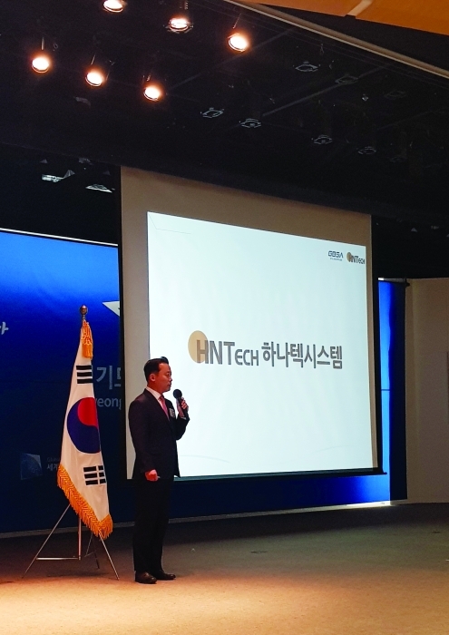 경기도와 경기도경제과학진흥원이 지난 12일 개최한 ‘2018년 강소기업 육성 성과보고회’에서 하나텍시스템 김승일 대표가 ‘2018년 중소기업 성장발전 유공자 표창(경기도지사)’을 받았다.
