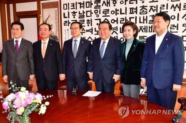 문희상 국회의장이 14일 오전 국회에서 더불어민주당 홍영표, 자유한국당 나경원 원내대표 등 5개 정당 원내대표들과 회동하고 있다. 원탁 왼쪽부터 정의당 윤소하 원내대표, 민주평화당 장병완 원내대표, 더불어민주당 홍영표 원내대표, 문희상 의장, 자유한국당 나경원 원내대표, 바른미래당 김관영 원내대표. 연합뉴스