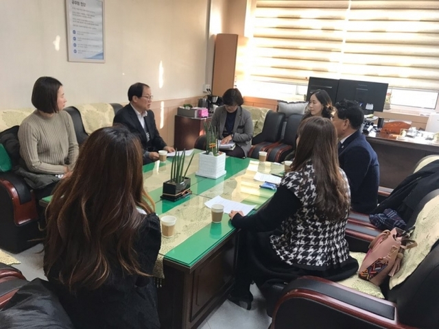 ▲ 경기도의회 제2교육위원회 소속 유근식 의원(더불어민주당ㆍ광명4)이 여전히 부족한 교실 문제에 대한 민원을 청취했다.