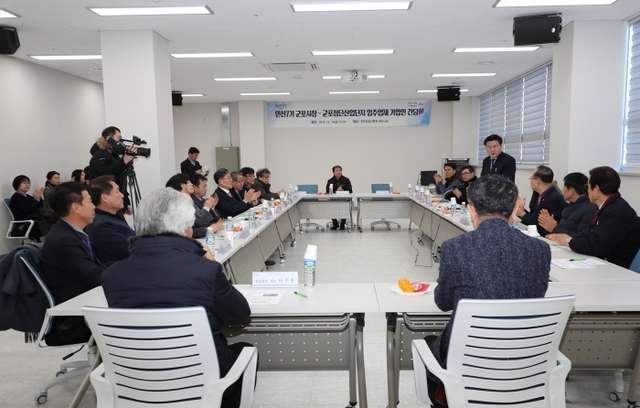 한대희 군포시장이 군포첨단산업단지 입주기업인들과 상생 방안을 모색하기 위한 간담회에서 기업을 위한 시책사업 등에 대해 설명하고 있다.