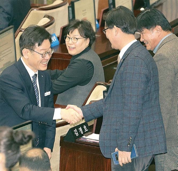 이재명 경기도지사가 지난 14일 경기도의회 본회의장에서 열린 제332회 경기도의회 정례회 제5차 본회의를 마치고 도의원들과 인사를 나누고 있다. 경기도 제공