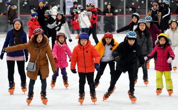 16일 성남시청 주차장에 마련된 야외스케이트장에서 가족과 친구와 함께 스케이트를 타러온 어린이들이 추위도 잊은 채 빙판을 누비며 즐거운 휴일 한때를 보내고 있다.전형민기자