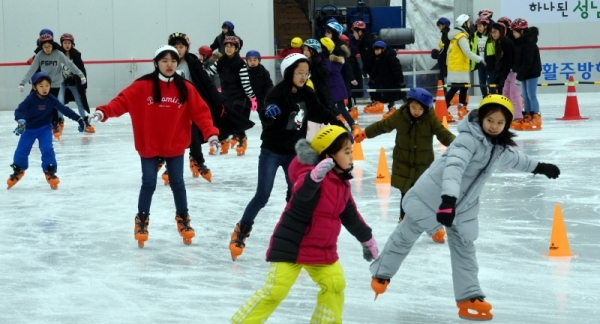 16일 성남시청 주차장에 마련된 야외스케이트장에서 가족과 친구와 함께 스케이트를 타러온 어린이들이 추위도 잊은 채 빙판을 누비며 즐거운 휴일 한때를 보내고 있다. 전형민기자
