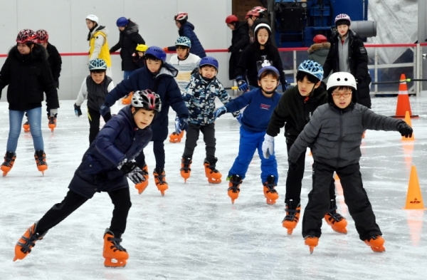 16일 성남시청 주차장에 마련된 야외스케이트장에서 가족과 친구와 함께 스케이트를 타러온 어린이들이 추위도 잊은 채 빙판을 누비며 즐거운 휴일 한때를 보내고 있다. 전형민기자