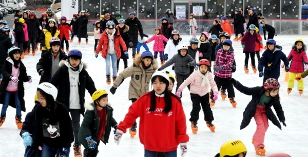 16일 성남시청 주차장에 마련된 야외스케이트장에서 가족과 친구와 함께 스케이트를 타러온 어린이들이 추위도 잊은 채 빙판을 누비며 즐거운 휴일 한때를 보내고 있다. 전형민기자