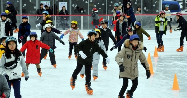 16일 성남시청 주차장에 마련된 야외스케이트장에서 가족과 친구와 함께 스케이트를 타러온 어린이들이 추위도 잊은 채 빙판을 누비며 즐거운 휴일 한때를 보내고 있다. 전형민기자