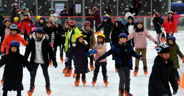 16일 성남시청 주차장에 마련된 야외스케이트장에서 가족과 친구와 함께 스케이트를 타러온 어린이들이 추위도 잊은 채 빙판을 누비며 즐거운 휴일 한때를 보내고 있다. 전형민기자