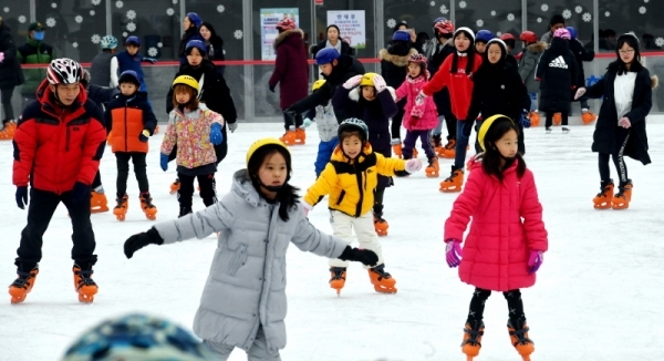 16일 성남시청 주차장에 마련된 야외스케이트장에서 가족과 친구와 함께 스케이트를 타러온 어린이들이 추위도 잊은 채 빙판을 누비며 즐거운 휴일 한때를 보내고 있다. 전형민기자