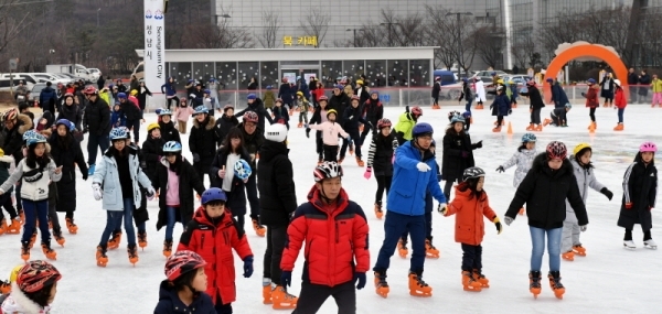 16일 성남시청 주차장에 마련된 야외스케이트장에서 가족과 친구와 함께 스케이트를 타러온 어린이들이 추위도 잊은 채 빙판을 누비며 즐거운 휴일 한때를 보내고 있다. 전형민기자